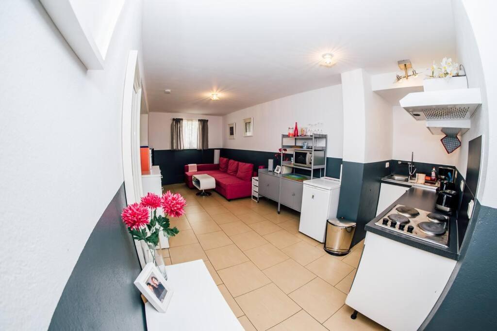 Sunny Apartment At Rostock - Pink Eksteriør bilde